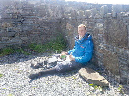 Hinter der Mauer sitzend
